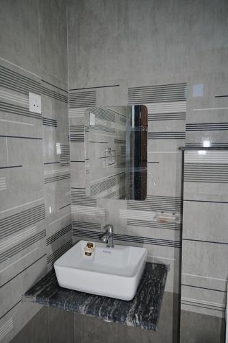 Bilik mandi di Hotel Parmanand Garden