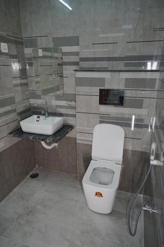 Bilik mandi di Hotel Parmanand Garden