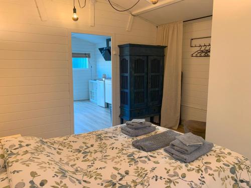Ένα ή περισσότερα κρεβάτια σε δωμάτιο στο Tiny house tussen de grachten