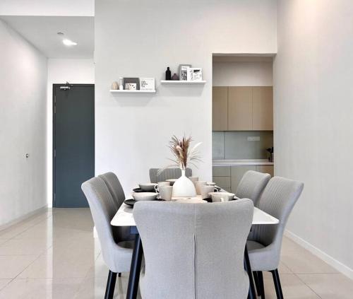 3BR-Mocha-Paradigm Residence by Guesthouse-6-8Paxにあるキッチンまたは簡易キッチン