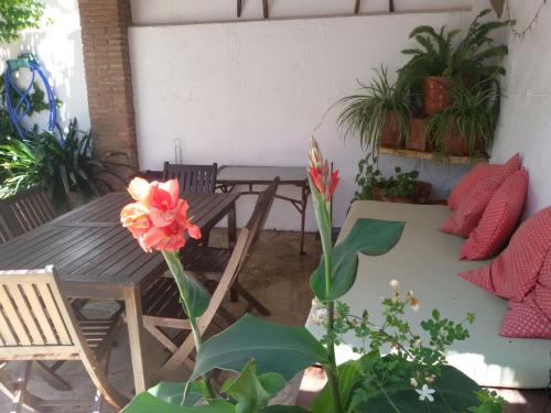 a patio with a table and chairs and plants at La Carrihuela Amarilla in Algodonales