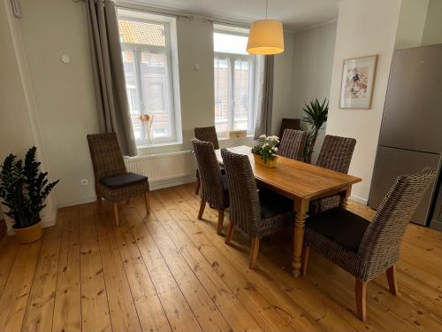 une salle à manger avec une table et des chaises en bois dans l'établissement Maison entière 6 chambres, à Saint-André