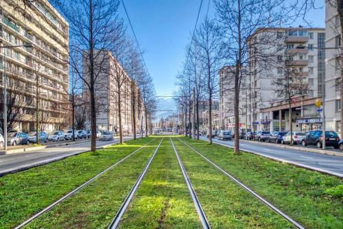 une rue avec des voies ferrées au milieu d'une ville dans l'établissement R'Apparts Luxury 10, à Grenoble