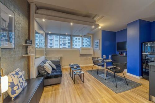 un salon avec un canapé et une table dans l'établissement R'Apparts Luxury 10, à Grenoble