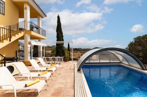 Bazén v ubytovaní Villa Vista Verde -Sea views -3 Bedrooms -Heated Pool alebo v jeho blízkosti
