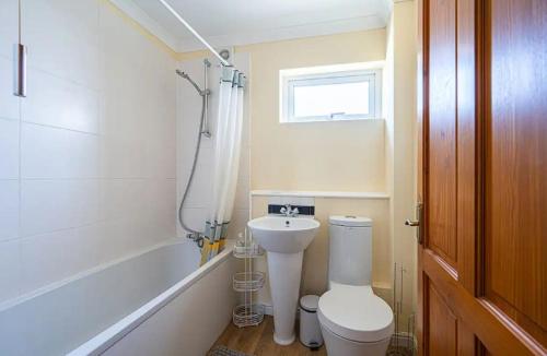 Koupelna v ubytování Spacious & Elegant 3BR Home Near Ipswich City Centre