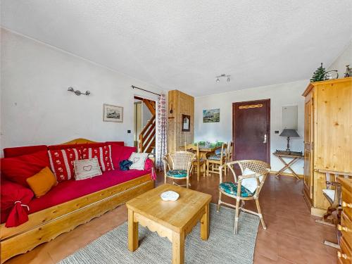 un salon avec un canapé rouge et une table dans l'établissement AM104 Duplex 8 Pers centre des Carroz, aux Carroz d'Arâches