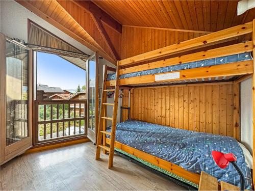 - une chambre avec des lits superposés et un balcon dans l'établissement AM104 Duplex 8 Pers centre des Carroz, aux Carroz d'Arâches