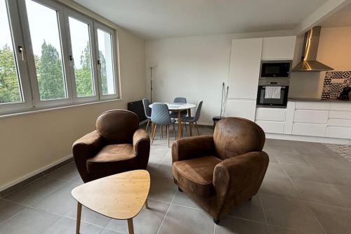 un salon avec deux chaises et une table dans l'établissement T2 calme et lumineux Proche gare, à Arras