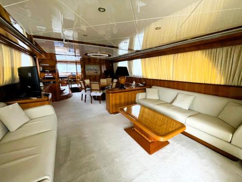 サレルノにあるImbarcazione Luxury CANADOS 86 FLYのソファとテーブルのあるリビングルーム