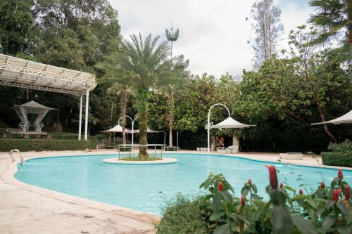 The Hill Hotel & Resort Sibolangit Powered by Archipelago游泳池或附近泳池