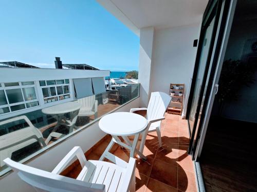 Un balcón con una mesa y sillas en un balcón. en VV Milenaiver "by henrypole home", en Los Cancajos