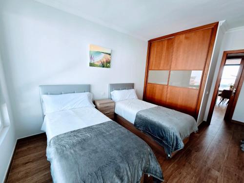 Un dormitorio con dos camas y una ventana en VV Milenaiver "by henrypole home", en Los Cancajos