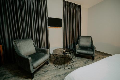 TV a/nebo společenská místnost v ubytování Grand Quars Hotel