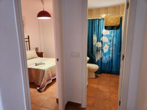 Ένα μπάνιο στο Casa Baja tranquila con terraza y jardín en Vera-Playa naturista!