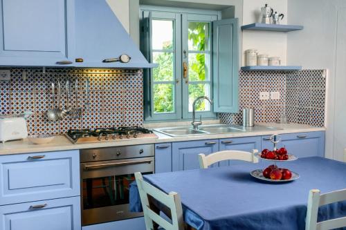 a kitchen with a table with a bowl of fruit on it at Residenza Ca De Frati in Arezzo