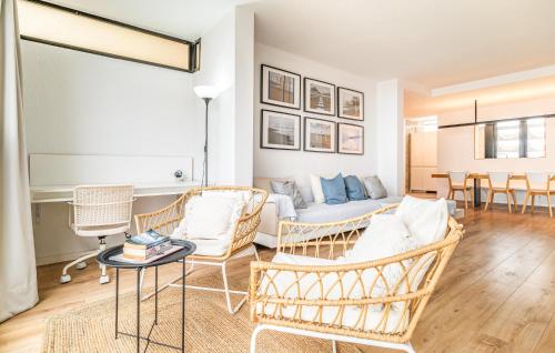 トレモリノスにあるCozy Apartment In Torremolinosのソファと椅子とテーブルのあるリビングルーム