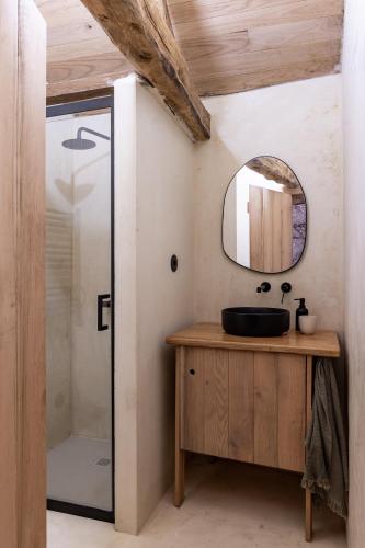 a bathroom with a sink and a mirror at Levada da Breca - Turismo Rural in Ervedeiros