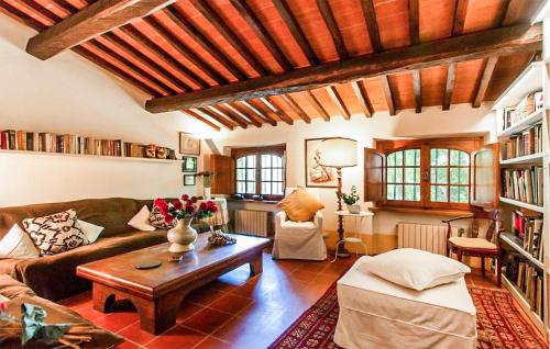 un salon avec un canapé et une table dans l'établissement 3 Bedroom Beautiful Home In Camaiore, à Camaiore