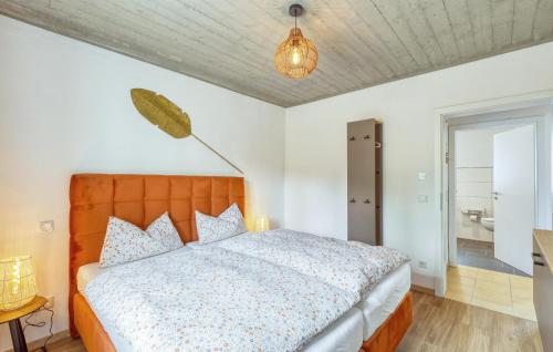 Una cama o camas en una habitación de Cozy Home In Irrhausen With Sauna