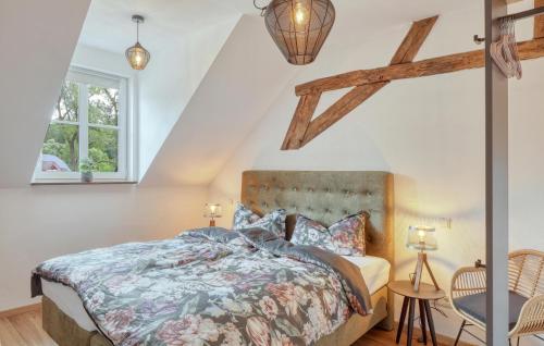 Una cama o camas en una habitación de Cozy Home In Irrhausen With Sauna