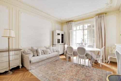 un salon avec un canapé et une table dans l'établissement Trocadero - Longchamp 2bdr, à Paris