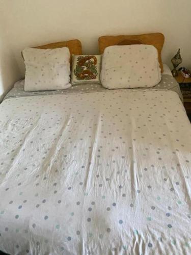 un lit avec deux oreillers dessus dans l'établissement Cosy appart à balcon Tour Eiffel et parking, à Paris