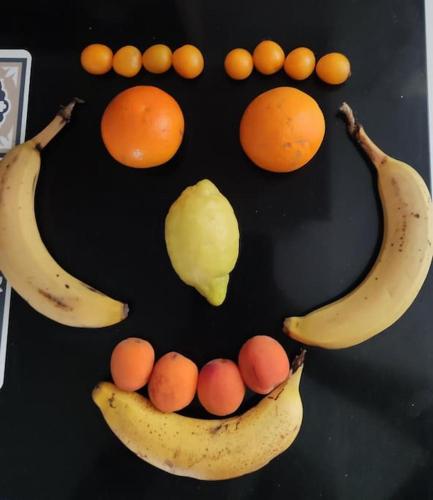 a smiley face composed of bananas oranges oranges and lemons at Appartement de 51 m2 avec jardin de 51 m2, parking privé in Achères