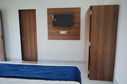 Televisyen dan/atau pusat hiburan di Hotel Parmanand Garden