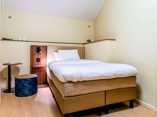 a bedroom with a large bed in a room at Best Western Hotel Karlaplan in Stockholm