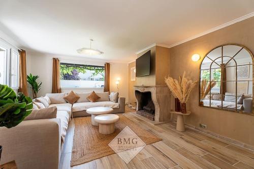 un salon avec un canapé et une cheminée dans l'établissement Villa Solaris Disneyland, à Chalifert