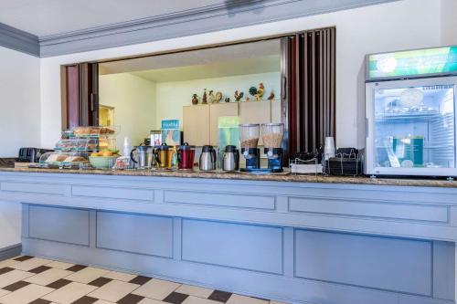 a counter in a restaurant with a mirror at Quality Inn & Suites Gallup I-40 Exit 20 in Gallup