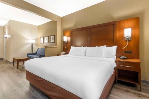 a large white bed in a hotel room at Comfort Suites At the University in Conway