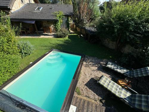 an overhead view of a swimming pool in a yard at Kamenny apartman in Libunec