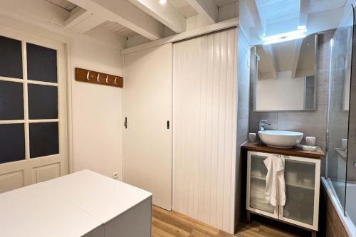 une salle de bain avec un lavabo et un miroir dans l'établissement Belle maison Normande 8pers avec piscine au calme, à Drucourt