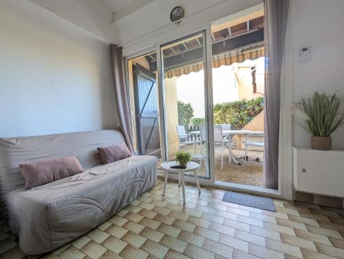 Χώρος καθιστικού στο Maison de vacances au bord de la marina, WIFI, clim