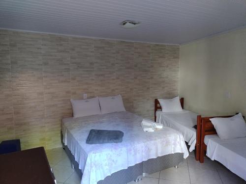 a bedroom with two beds in a room at Hospedagem Cantinho Da Vitoria in Abraão