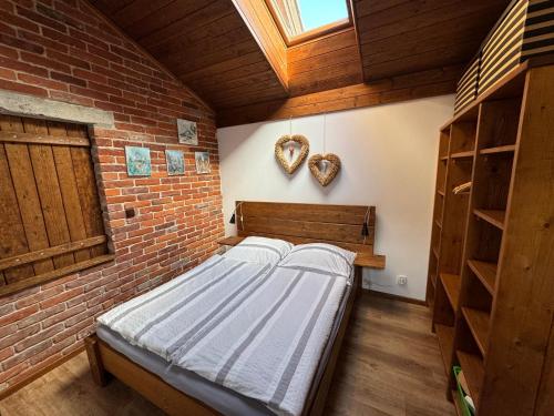 Postel nebo postele na pokoji v ubytování Kamenny apartman