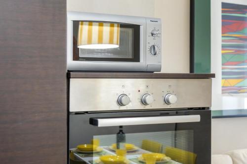 a microwave sitting on top of a stove at Palazzo Stupino - Il Duomo in Alba