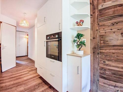 Η κουζίνα ή μικρή κουζίνα στο Apartment La Divaria - Le Lac-6 by Interhome