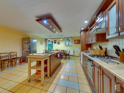 Η κουζίνα ή μικρή κουζίνα στο Holiday Home Gościniec Pod Dwoma Sercami by Interhome