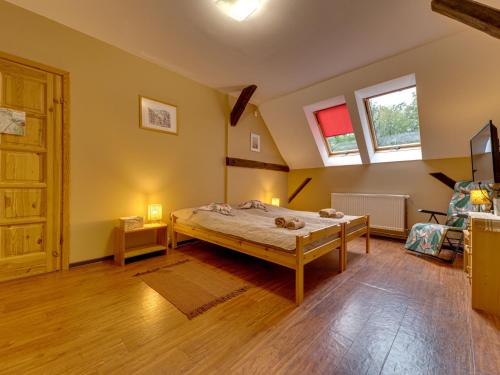 Ένα ή περισσότερα κρεβάτια σε δωμάτιο στο Holiday Home Gościniec Pod Dwoma Sercami by Interhome