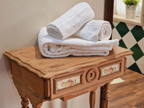 a pile of towels sitting on top of a wooden table at Casa dos Trigais in Marco de Canaveses