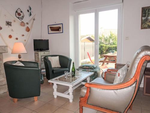 - un salon avec des chaises et une table basse dans l'établissement Holiday Home Ty Pol by Interhome, à Camaret-sur-Mer