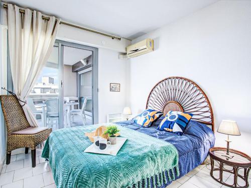 une chambre avec un lit avec une table et un balcon dans l'établissement Apartment Les Terrasses du Levant-24 by Interhome, à Canet
