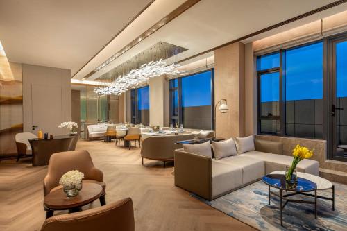 Χώρος καθιστικού στο voco Jincheng Danhe by IHG