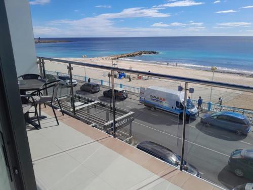 Un balcón con vista a la playa y al océano. en Edifico Orbiplaya, en Torrevieja