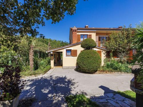 dom z dużym krzakiem przed nim w obiekcie Holiday Home Jakov by Interhome w mieście Žminj