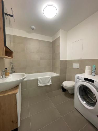 Un baño de SkyNest Apartments