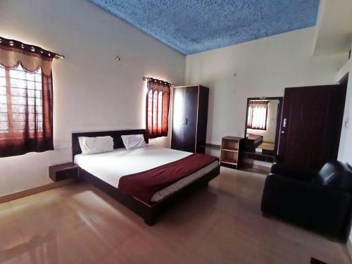 Una cama o camas en una habitación de Savanur Deluxe Lodge